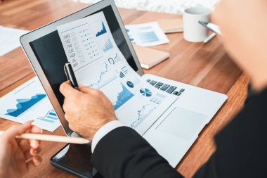 Ofis masasındaki finansal veri raporlarını analiz eden çeşitli bir grup iş analisti. Stratejik pazarlama planlaması için iş istihbarat analizine göre grafikler ve grafikler.