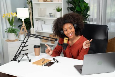 Güzel Afrikalı kadın sunucu kanalı çevrimiçi yayın yoluyla konuşuyor pazarlama öğretiyor, dinleyicileri canlı ya da çevrimiçi. İş yerindeki herhangi bir yer kavramı. Tatlandırıcı.