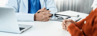 Hastanedeki doktor randevusunun bulanık geçmişinde bilgisayarın tıbbi raporunu ya da hasta sağlığının teşhisini göstermesi. Tıbbi danışmanlık ve sağlık hizmetleri. Panorama Katı