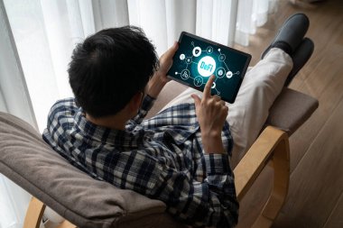 Model bilgisayar ekranında merkezi olmayan finans veya DeFi kavramı. Defi sistemi yeni yatırım ve tasarruf seçenekleri sunuyor .