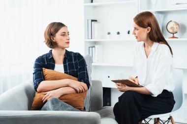 Psikolog, depresyon ya da hayattaki başarısızlıktan sonra keder tedavisi gören üzgün bir kadın. Hayal kırıklığına uğramış genç bir kadın klinikteki duygular hakkında bir psikologla konuşuyor.