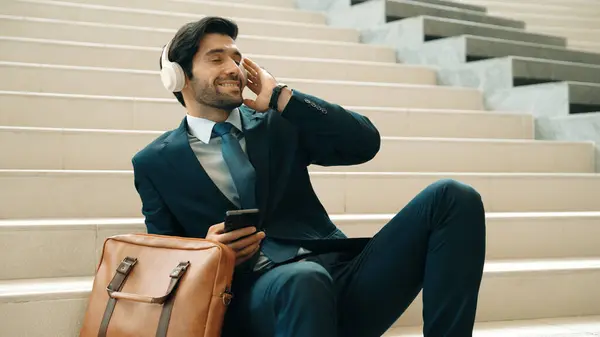 Homem Negócios Inteligente Ouvir Desfrutar Música Enquanto Usa Fone Ouvido — Fotografia de Stock