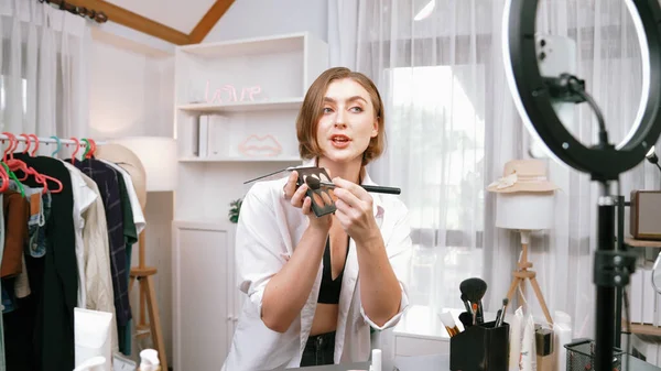Mulher Influenciador Atirar Transmissão Vivo Vlog Revisão Vídeo Maquiagem Prim — Fotografia de Stock