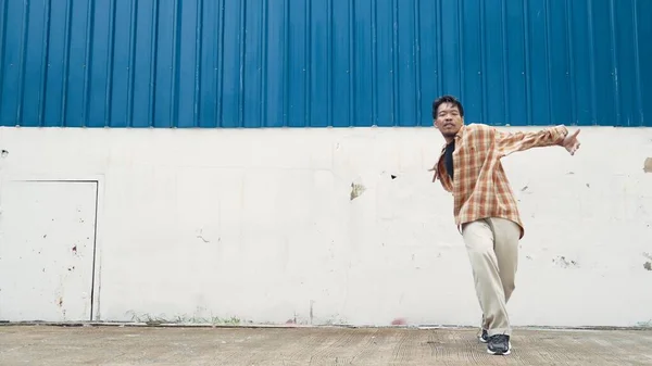 Spanyol Komedi Koreografı Hip Hop Tarzında Dans Ediyor Genç Mutlu — Stok fotoğraf