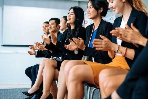亚洲和高加索的年轻专业听众在集体会议上从办公室的伙伴关系中欢呼 商人和女商人庆祝这一伟大成就 — 图库照片
