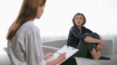 Mutlu hasta ve psikolog klinikte olumlu duygularla zihinsel sağlık sohbetlerini paylaşırken aynı zamanda klinikteki psikologlara başarılı bir iş ve hayatı açıklıyorlar.