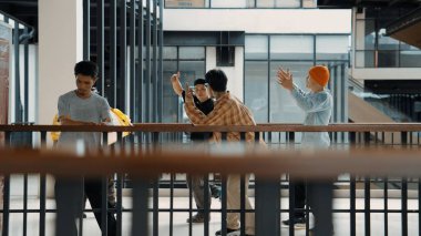 Modern koridorda dans eden çok kültürlü hipster grubu. Çekici break dans takımı hip-hop müziğine taşınırken mutlu ve neşeli. Aktif. Sitenin görüntüsü. Açık hava sporu 2024. ÇalışmaComment.