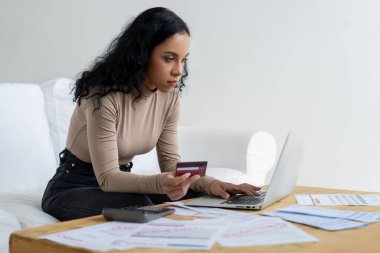 Stresli genç kadının kredi kartı borçlarıyla ilgili mali sorunları var. Kötü kişisel para ve mortgage ödeme yönetimi krizi kavramını çok önemli ölçüde karşılıyor. Üzgün ve mutsuz