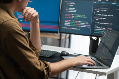 IT geliştiricisi, yazılım güncellenmiş yazılım sürümü kavramını yaratarak, kodlama uygulama ekranları üzerinde modern ev ofisteki pc monitörlerinde çevrimiçi yazılım geliştirme üzerinde çalışıyor. Toplayıcı.