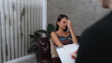 Savunmasız, stresli, genç bir hasta, ofisteki zihinsel tedavi sırasında duygusal travma, endişe ve akıl hastalıklarını psikiyatriste aktarıyor. Psikolojik danışma seansı. Düzenle