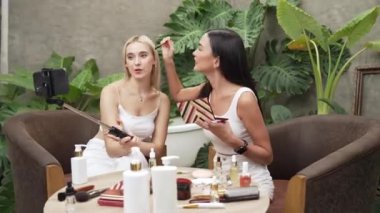 Yeşil bitki üzerine doğal güzellik ve kozmetik dersi yapan iki güzel içerik yaratıcısı bahçe videosunu terk ediyor. Güzellik blogcusu sosyal medyum izleyicilere güzellik hizmetinin nasıl uygulanacağını gösteriyor. Blithe