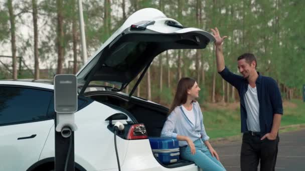 Para Naładuje Samochód Stacją Ładowania Akumulatora Elektrycznego Postoju Podczas Podróży — Wideo stockowe
