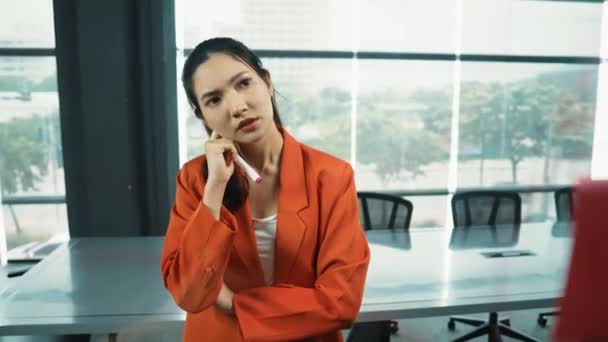 Jovem Profissional Bela Mulher Negócios Estressada Pensando Maneiras Resolver Problemas — Vídeo de Stock