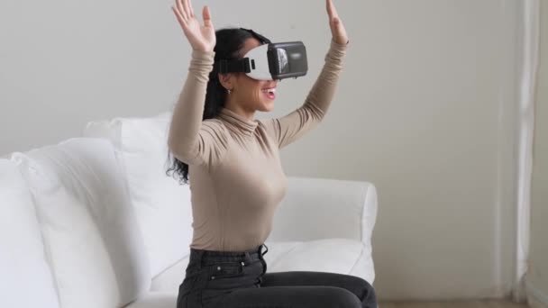 Молодая Женщина Использующая Виртуальную Реальность Виртуальной Реальности Очки Дома Критического — стоковое видео