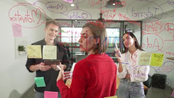 Креативная Молодая Бизнес Команда Бравирует Маркетинговым Планом Время Красивый Уверенный — стоковое видео