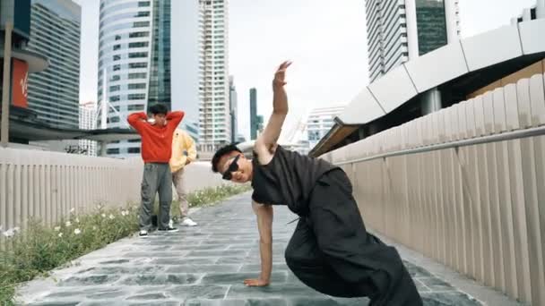 全景霹雳舞蹈演员表演了男孩的表演 并在城市的视野中迈开了充满活力的步伐 随着时髦的音乐和年轻的男性嬉皮士的欢呼 霹雳舞动着 2024年户外运动 神气活现 — 图库视频影像