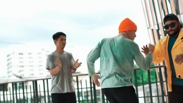 Kelompok Remaja Hip Hop Menampilkan Tarian Boy Koridor Mal Dengan — Stok Video