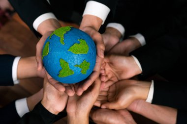 Üst düzey iş adamları, Dünya 'yı kurtarmak için CO2 salınımını azaltmak suretiyle çevresel koruma için ekolojik düzenlemeden yararlanmak amacıyla sinerjide bir arada tutuyorlar. Antika