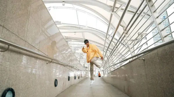 Habilitado Feliz Asiático Hipster Andando Enquanto Dança Corredor Estreito Close — Fotografia de Stock