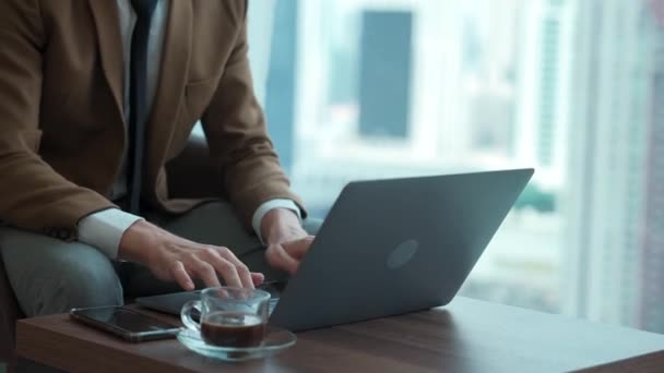 Бізнесмен Сидить Меблях Працюють Ноутбуці Прикрашеній Корпоративній Зоні Очікування Підготовки — стокове відео