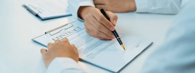 Şirket avukatının ya da hukuk bürosundaki avukat servisinin yardımıyla balyayla ilgili sözleşme imzalama belgesi. İşletme yatırımı ve yasal işlemlerin tamamlanması. Kurnaz.