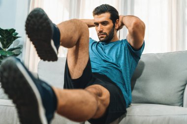 Atletik vücut ve aktif sporcu, sağlıklı vücut çalışma yaşam tarzı konsepti olarak neşeli ev egzersizlerinde kas kazanma egzersizi yapmak için mobilyaları kullanıyor..