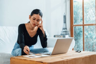 Stresli genç kadının kredi kartı borçlarıyla ilgili maddi sorunları var. En çok kötü kişisel para ve mortgage ödeme yönetimi krizi kavramını gösteriyor..