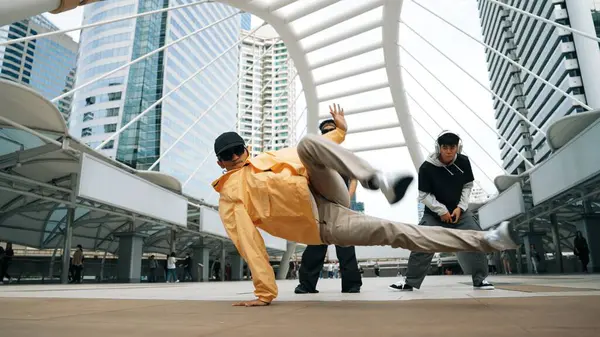 Gruppo Ballerini Strada Professionisti Rallegrano Mentre Gli Hipster Asiatici Eseguono — Foto Stock