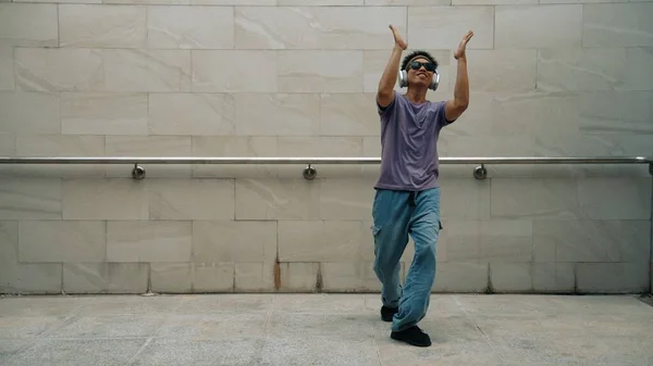Filmagem Movimento Hipster Ouvir Música Enquanto Movem Dançar Música Sala — Fotografia de Stock