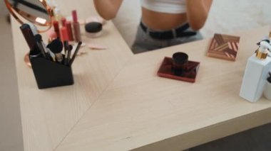 Sosyal medya için güzellik ve kozmetik video içeriği hazırlayan genç bir kadın. Güzellik blogcusu kameraya gülümserken seyircilere ve takipçilere güzellik bakımını gösteriyor. Düzenle