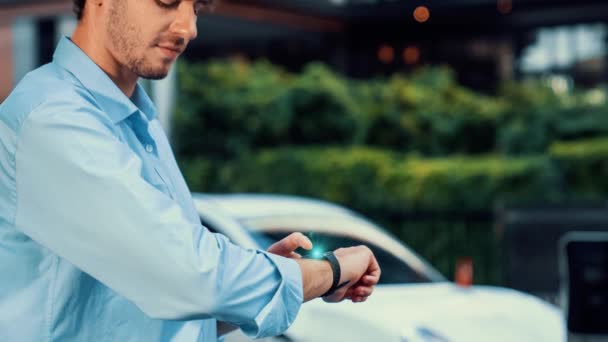 Επιχειρηματίας Ελέγξτε Την Κατάσταση Της Μπαταρίας Αυτοκινήτων Για Smartwatch Ολόγραμμα — Αρχείο Βίντεο