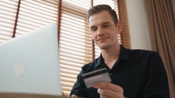 Mladý Muž Používající Notebook Kreditní Kartou Pro Internetové Bankovnictví Line — Stock video