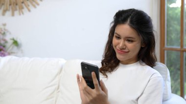 Genç bir kadın internet üzerinden alışveriş yapmak için internet üzerinden internet üzerinden internet üzerinden alışveriş yapıyor. Modern ve konforlu çevrimiçi alımlar güvenli ve uygun alışverişleri sağlar.