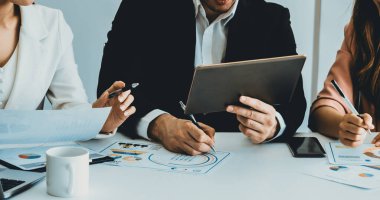 İş adamı, modern işyerindeki iş kadınlarıyla görüşmede. Kurumsal iş adamları konsepti. uds