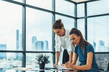 Profesyonel iş kadını, mali planı istatistiksel belge kullanarak tartışır. Modern ofiste beyin fırtınası yapan ve fikir paylaşan bir grup iş adamı. Birlikte çalışmak ve iş yapmak. İzleme.
