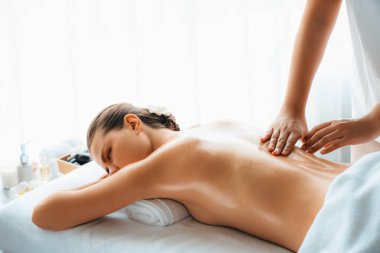Kafkasyalı kadın müşteri stres önleyici spa masajının keyfini çıkarıyor ve lüks otel ya da oteldeki gündüz açık ortam güzellik salonunda güzellik teniyle eğleniyor. Sessiz.