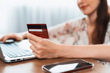 Çevrimiçi ödeme, bankacılık ve internet ağındaki alışveriş için kullanılan kredi kartını çevrimiçi güvenli cüzdan için kredi kartı teknolojisini gösteren dizüstü bilgisayarla kapat.
