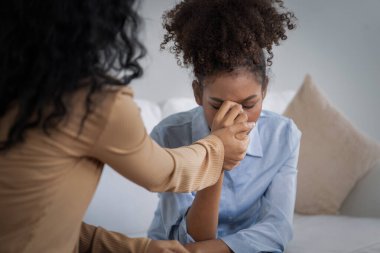 Travma sonrası stres bozukluğu olan üzgün bir kadın psikoloğu, depresyon ya da kalp yetmezliğinden sonra üzüntülü bir ruh sağlığı terapisi görüyor. Hayal kırıklığına uğramış genç bir kadın klinikteki duygular hakkında bir psikologla konuşuyor.