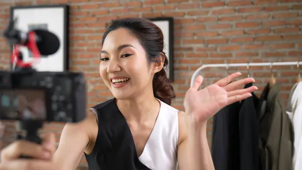 Mujer Influencer Disparar Transmisión Vivo Vlog Video Revisar Ropa Medios —  Fotos de Stock