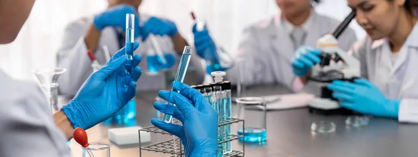 Gruppo Scienziati Dedicati Condurre Esperimenti Chimici Ricerca Laboratorio Medico Come — Foto Stock