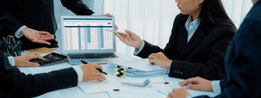 Kurumsal muhasebeci takımı, vergi iadesini hesaplamak ve en yüksek seviyeye çıkarmak ve finansal performans tabanını finansal verilere göre geliştirmek için dizüstü bilgisayar üzerinde muhasebe yazılımı kullanır. Modern iş muhasebesi. Kurnaz.