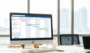 Ekip projesinin zaman çizelgesini gösteren bilgisayar ekranında, modern iş projesi yönetimi için proje planlama yazılımı