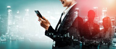 Business Communication Network Technology Concept - İş adamlarının modern şehir planında akıllı telefon ya da cep telefonu aygıtı kullanmaları. uds