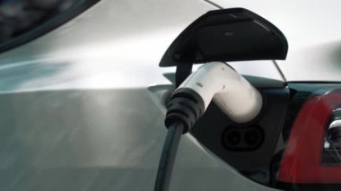 EV elektrikli araç EV şarj istasyonu ulusal park veya açık hava orman manzaralı. Çevre dostu EV arabalarla yaz ormanlarında doğal koruma. Yükselt