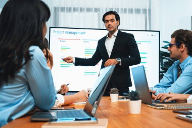 Proje yöneticisi toplantı odasında iş programları, Gantt program programı TV ekranında. Çoklu etnik çeşitlilik iş adamları ve modern iş projesi yönetimi. Habiliment