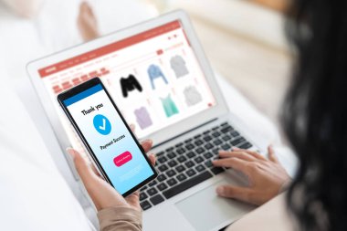 İnternet pazarından alışveriş yapan kadın modern yaşam tarzı için satış malzemeleri arıyor ve önemli siber güvenlik yazılımları tarafından korunan cüzdandan çevrimiçi ödeme için kredi kartı kullanıyor