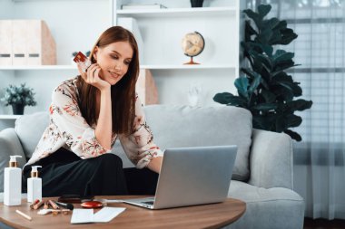 Genç mutlu kadın internetten alışveriş yaparak ürün satın alırken aynı zamanda internet üzerinden online ödeme sistemi ile çevrimiçi mağaza platformundan en yüksek siber güvenlik tarafından korunan ürünler sipariş ediyor.