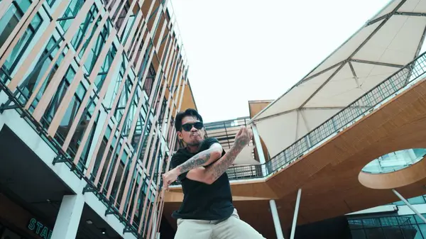 Ung Latinamerikansk Breakdansare Dansar Framför Kameran Med Låg Vinkel Kamera — Stockfoto