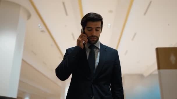Homme Affaires Professionnel Utilisant Appel Téléphonique Tout Utilisant Escalator Directeur — Video
