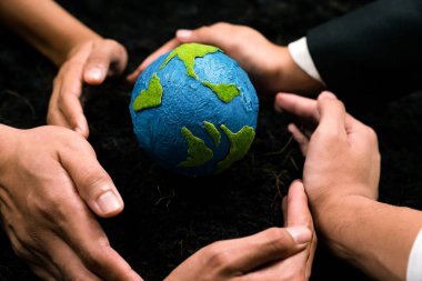 Üst düzey iş adamları, Dünya 'yı kurtarmak için CO2 salınımını azaltmak suretiyle çevresel koruma için ekolojik düzenlemeden yararlanmak amacıyla sinerjide bir arada tutuyorlar. Antika